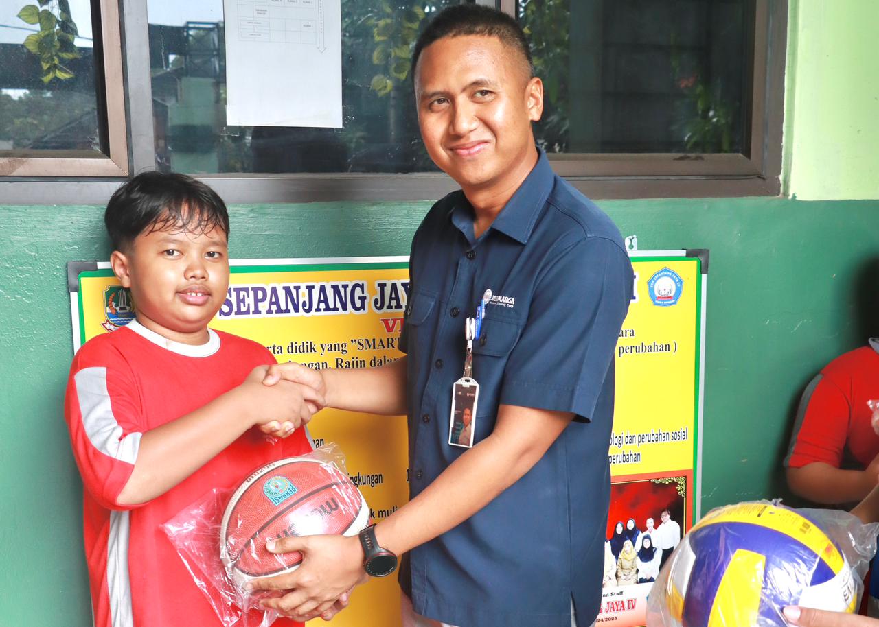 Kota Bekasi -Dalam rangka memperingati Hari Olahraga Nasional (Haornas) 2025, PT Jasamarga Transjawa Tol (JTT) menggelar aksi sosial dengan menyalurkan bantuan perlengkapan olahraga untuk SDN Sepanjang Jaya IV, Kota Bekasi, Selasa (9/9/2025). Foto: Ist/Gobekasi.id.
