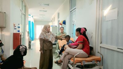 Kabupaten Bekasi -Direktur RSUD Cabangbungin, dr. Erni Herdiani, saat menyapa pasien yang berobat. Foto: Ist/Gobekasi.id.