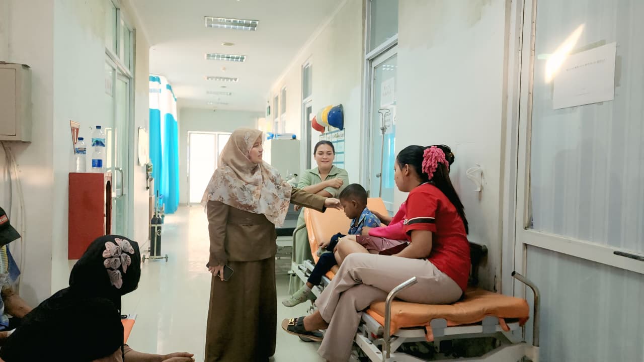 Kabupaten Bekasi -Direktur RSUD Cabangbungin, dr. Erni Herdiani, saat menyapa pasien yang berobat. Foto: Ist/Gobekasi.id.