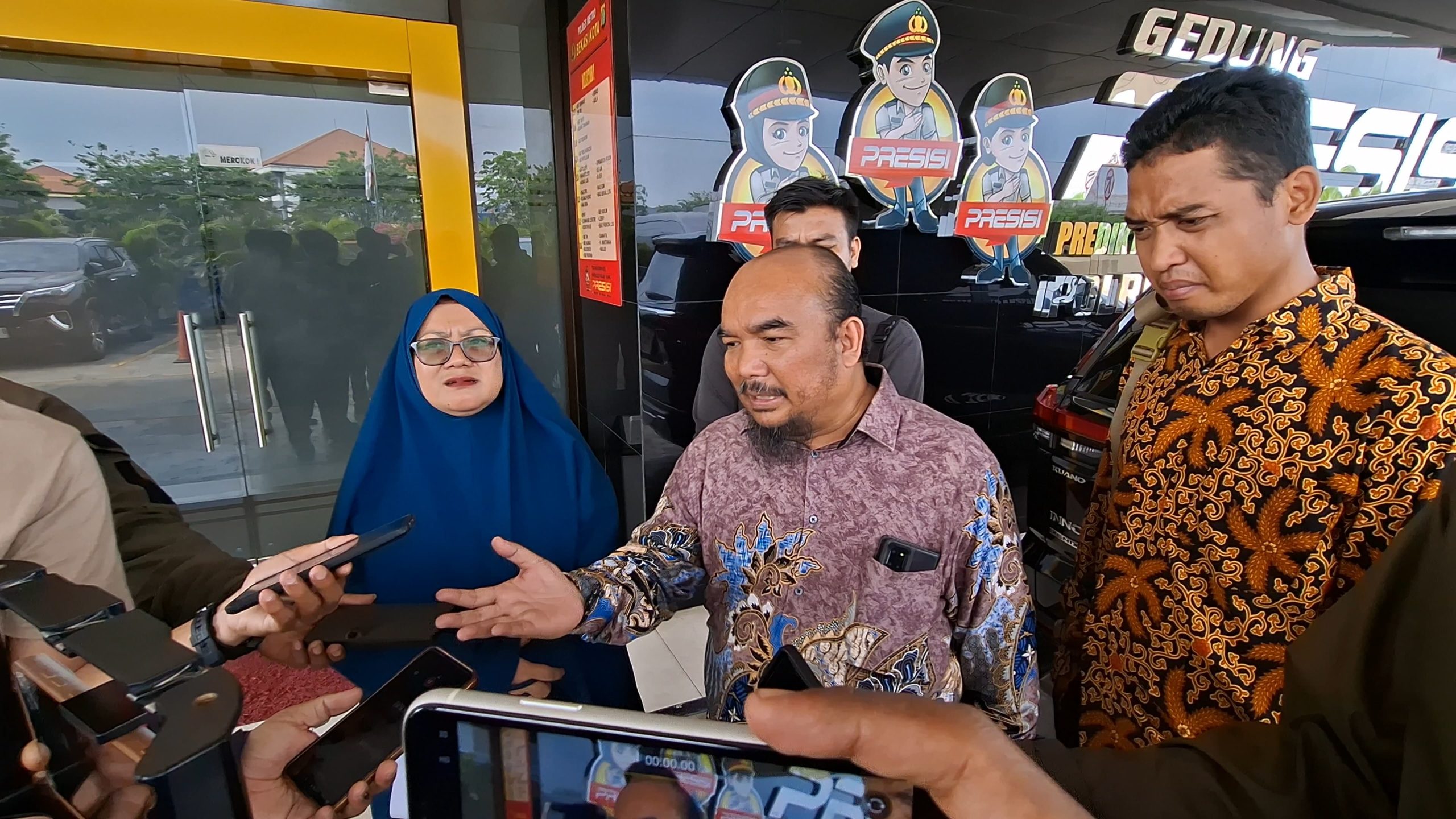 Kota Bekasi - Korban bersama kuasa hukumnya usai melaporkan dugaan tindak pidana penipuan oleh salah satu Dirut BUMN di Polres Metro Bekasi Kota, Kamis (11/9/2025). Foto: Septian/Gobekasi.id.