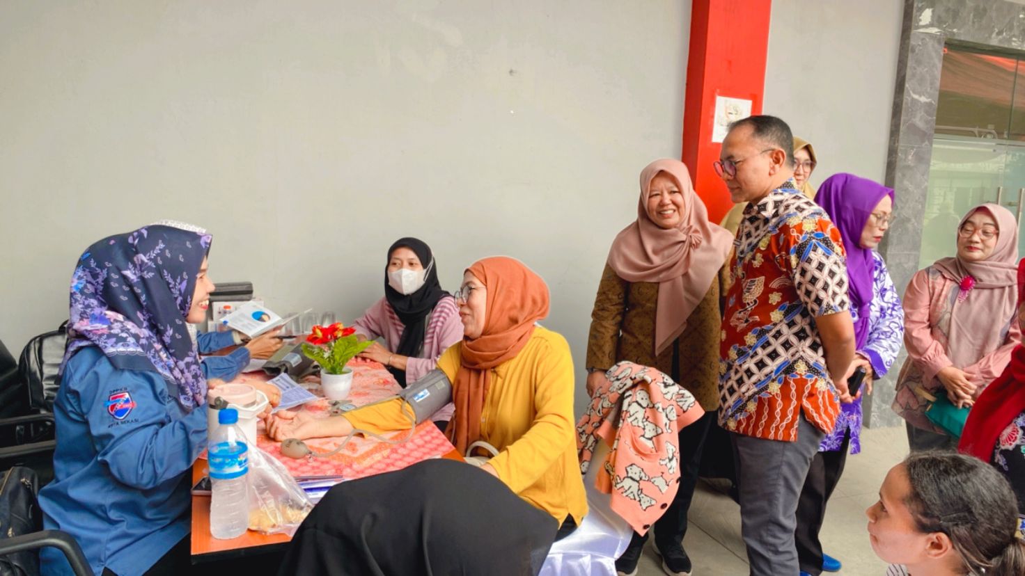 Kota Bekasi - Kepala Dinas DPPKB Kota Bekasi, meninjau sosialisasi program Keluarga Berencana (KB) di Puskesmas Kelurahan Sepanjang Jaya, Kecamatan Rawalumbu, Kamis (11/9/2025). Foto: Ist/Gobekasi.id.