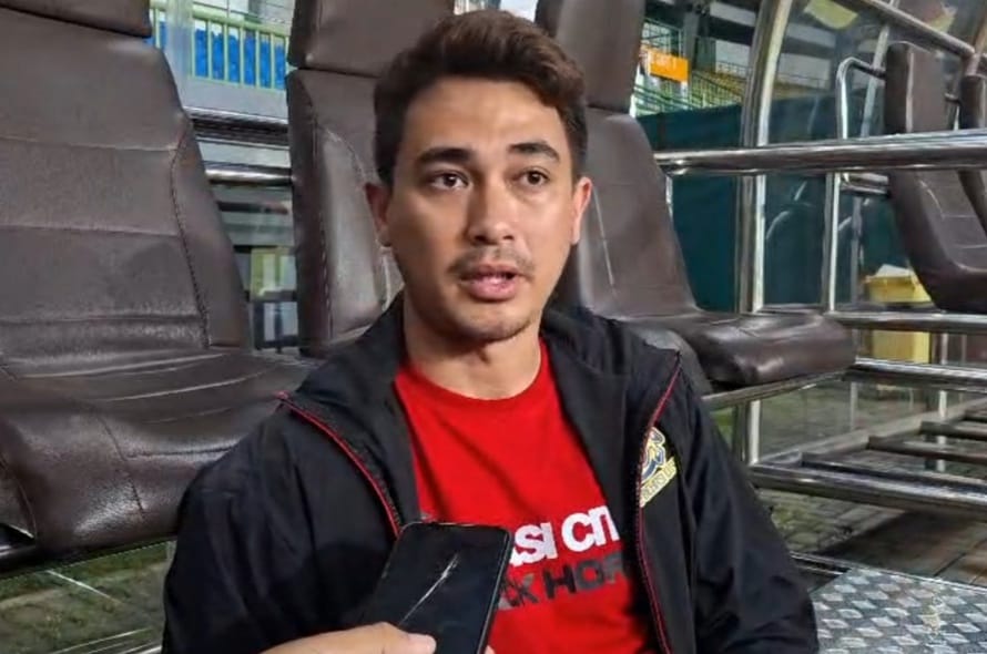 Kota Bekasi - Manajer tim, Rico Valentino saat diwawancarai di Stadion Patriot Candrabhaga, Kamis (11/9/2025). Foto: Septian/Gobekasi.id.