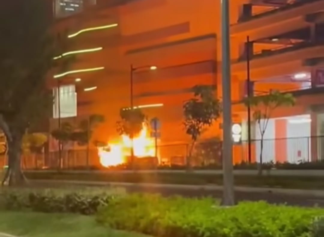 Kabupaten Bekasi - Satu unit mobil suplai CNG milik Living World Grand Wisata terbakar di kawasan Lambang Jaya, Tambun Selatan, Minggu (14/9/2025). Foto: Ist/Gobekasi.id.