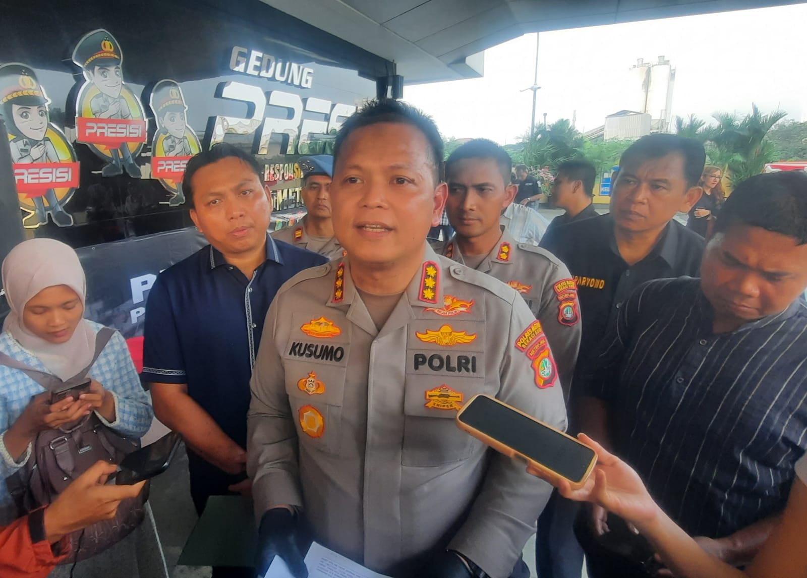 Kota Bekasi - Kapolres Metro Bekasi Kota, Kombes Kusumo Wahyu Bintoro saat diwawancara. Foto: Septian/Gobekasi.id.