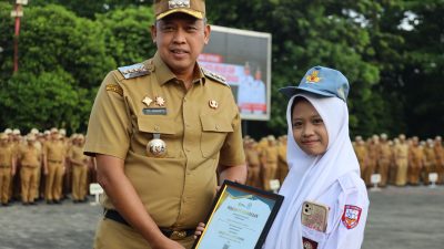 Kota Bekasi - Wali Kota Bekasi Tri Adhianto bersama dengan salah satu pelajar. Foto: Ist/Gobekasi.id.