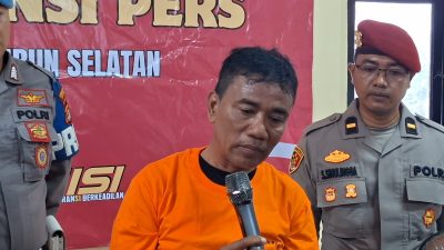 Kabupaten Bekasi - Widadi (59), polisi gadungan yang tipu warga puluhan juga ditangkap Polres Metro Bekasi, Senin (15/9/2025). Foto: Septian/Gobekasi.id.
