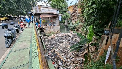 Kota Bekasi - Kondisi Kali Baru, Medan Satria, Kota Bekasi, dipenuhi oleh sampah, Selasa (16/9/2025). Foto: Septian/Gobekasi.id.