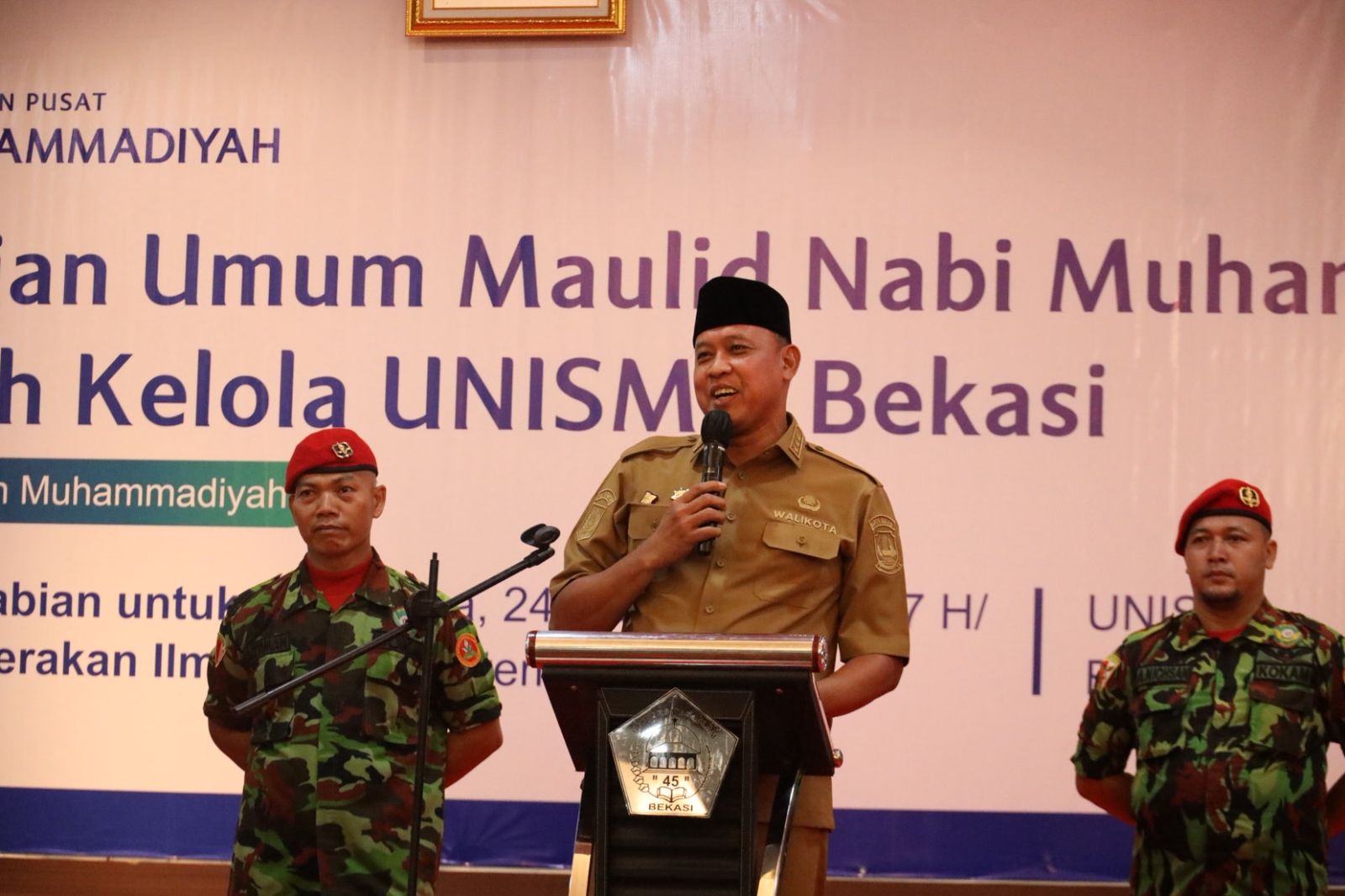 Kota Bekasi - Wali Kota Bekasi Tri Adhianto berpidato diatas mimbar kampus Unisma Bekasi, Selasa (16/9/2025). Foto: Ist/Gobekasi.id.