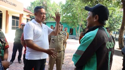 Kota Bekasi - Wali Kota Bekasi Tri Adhianto saat berdialog dengan Ojol yang juga penerima manfaat KKS. Foto: Ist/Gobekasi.id.