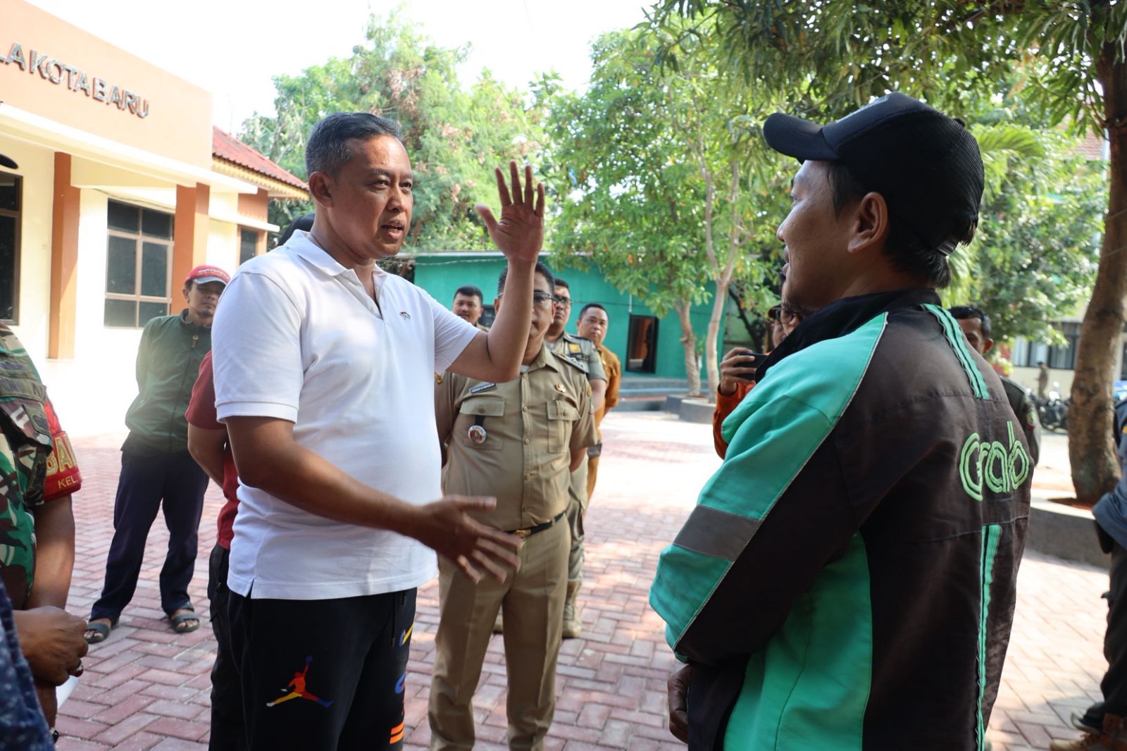 Kota Bekasi - Wali Kota Bekasi Tri Adhianto saat berdialog dengan Ojol yang juga penerima manfaat KKS. Foto: Ist/Gobekasi.id.