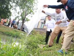Wali Kota Bekasi Tanam Pohon dan Tebar Benih Ikan di Danau VIP