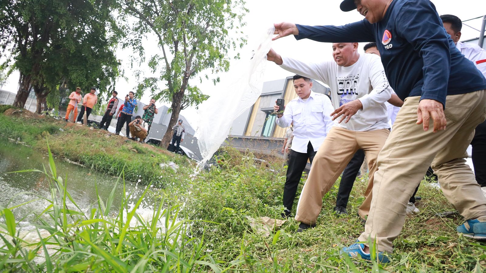 Kota Bekasi - Wali Kota Bekasi Tri Adhianto menebar benih ikan di danau VIP Bekasi Utara, Rabu (17/9/2025). Foto: Ist/Gobekasi.id.