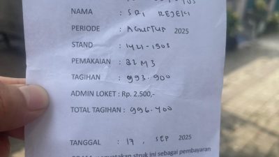 Kota Bekasi - Warga Perumnas 3, Bekasi Timur, menunjukan tagihan air Perumda Tirta Patriot, Rabu (17/9/2025). Foto: Gobekasi.id.