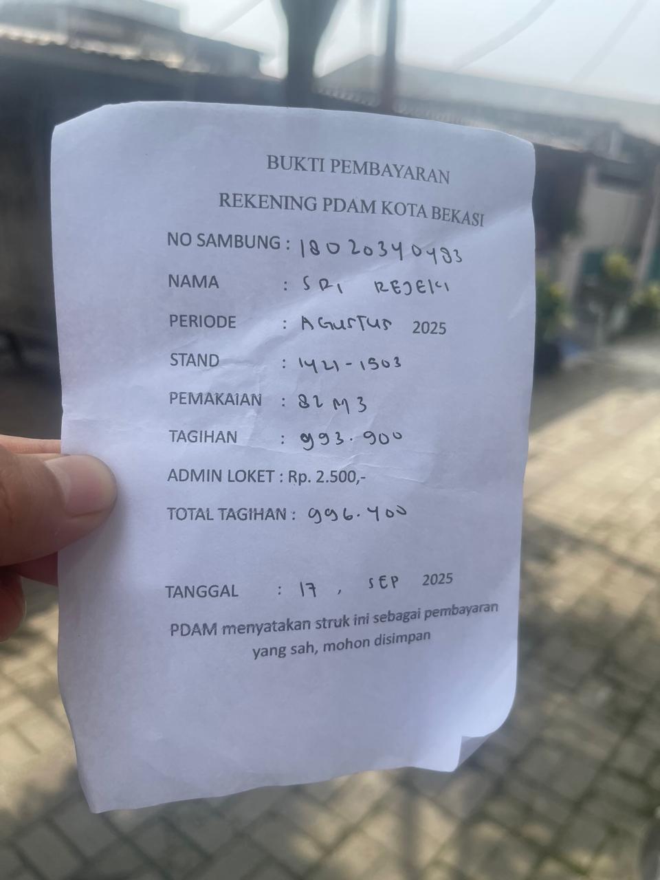 Kota Bekasi - Warga Perumnas 3, Bekasi Timur, menunjukan tagihan air Perumda Tirta Patriot, Rabu (17/9/2025). Foto: Gobekasi.id.