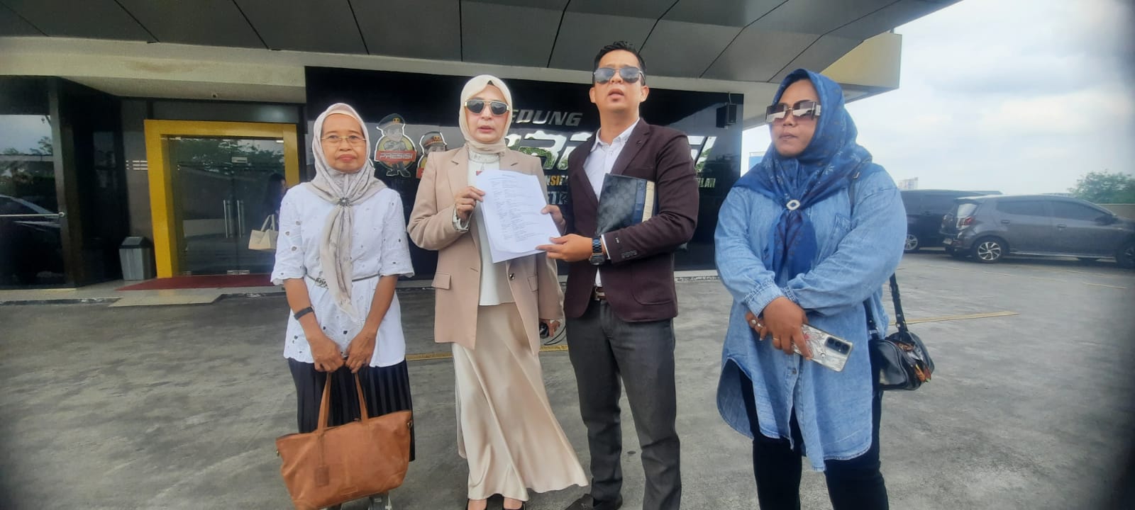 Kota Bekasi - Para Korban didampingi Kuasa Hukumnya Johnson Hasibuan menunjukan surat kuasa usai menghadiri pemeriksaan berita acara pemeriksaan (BAP) di Polres Metro Bekasi Kota, Rabu (17/9/2025) Septian/Gobekasi.id.