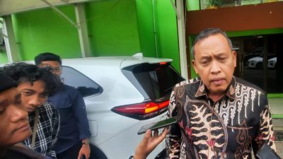 Kota Bekasi - Wali Kota Bekasi, Tri Adhianto saat diwawancara wartawan. Foto: Septian/Gobekasi.id.