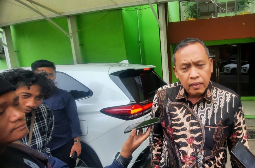 Kota Bekasi - Wali Kota Bekasi, Tri Adhianto saat diwawancara wartawan. Foto: Septian/Gobekasi.id.