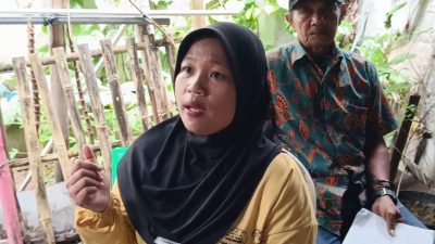 Kota Bekasi - Yeyen (23), anak petugas parkir Puskesmas Teluk Pucung, Bekasi Utara, yang viral karena gaji orangtunya diduga alami pemotongan. Foto: Septian/Gobekasi.id.
