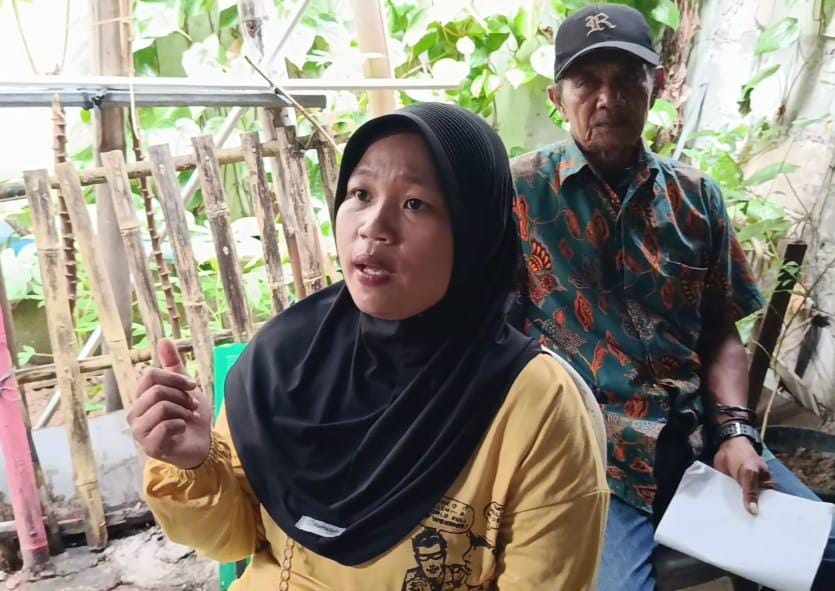 Kota Bekasi - Yeyen (23), anak petugas parkir Puskesmas Teluk Pucung, Bekasi Utara, yang viral karena gaji orangtunya diduga alami pemotongan. Foto: Septian/Gobekasi.id.