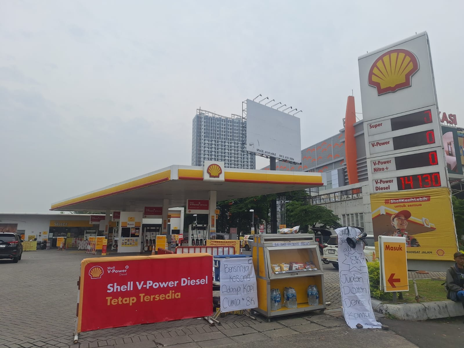 Kota Bekasi - SPBU Shell di Jalan Raya Ahmad Yani, Bekasi Selatan, hanya menawarkan aneka kopi dan air mineral dampak kekosongan BBM, Jumat (19/9/2025). Foto: Septian/Gobekasi.id.