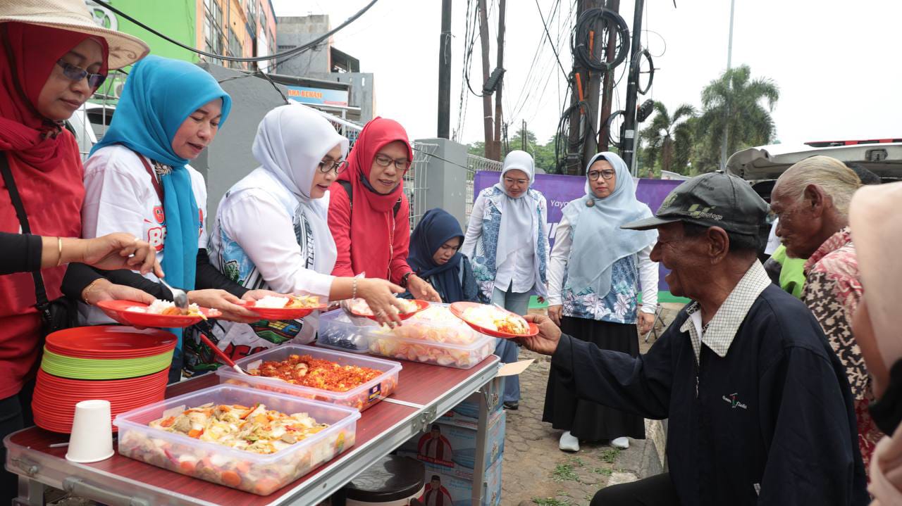 Kota Bekasi - Ketua Tim Penggerak PKK Kota Bekasi, Wiwiek Hargono Tri Adhianto, bersama Sekretaris TP PKK Kota Bekasi, Wuri Handayani, meninjau Posyandu Virlili 2 RW 13 di Perumahan Permata Bekasi II, Kelurahan Duren Jaya, Kecamatan Bekasi Timur. Foto: Ist/Gobekasi.id.