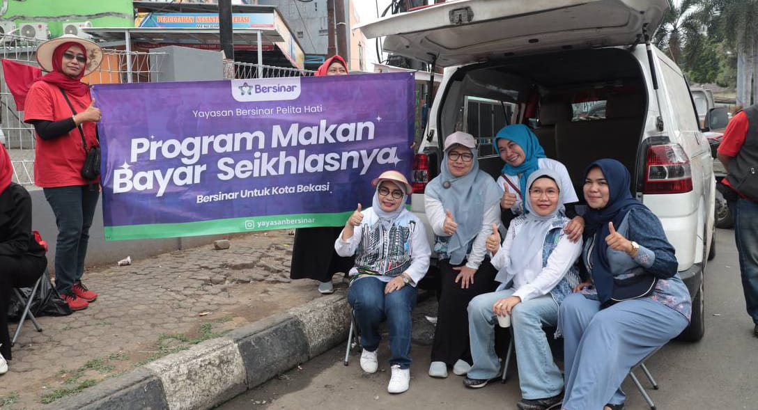 Kota Bekasi - TP PKK Kota Bekasi menggandeng komunitas dan Yayasan BERSINAR dalam program "Makan Bayar Seikhlasnya", Jumat (19/9/2025). Foto: Ist/Gobekasi.id.