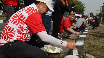 Kota Bekasi - Wakil Wali Kota Bekasi, Abdul Harris Bobihoe saat mengecat pedestrian jalan dalam aksi World Clean-up Day (WCD) 2025 di wilayah Bekasi Timur, Sabtu (20/9/2025). Foto: Ist/Gobekasi.id.