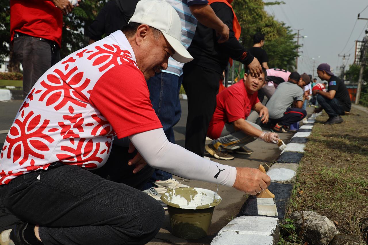 Kota Bekasi - Wakil Wali Kota Bekasi, Abdul Harris Bobihoe saat mengecat pedestrian jalan dalam aksi World Clean-up Day (WCD) 2025 di wilayah Bekasi Timur, Sabtu (20/9/2025). Foto: Ist/Gobekasi.id.