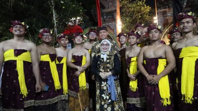 Kota Bekasi - Wali Kota Bekasi, Tri Adhianto, hadir langsung dalam acara Puncak Karya Pujawati Dudonan ke-61 yang digelar khidmat di Pura Tirta Buana Kalimalang. Foto: Ist/Gobekasi.id.