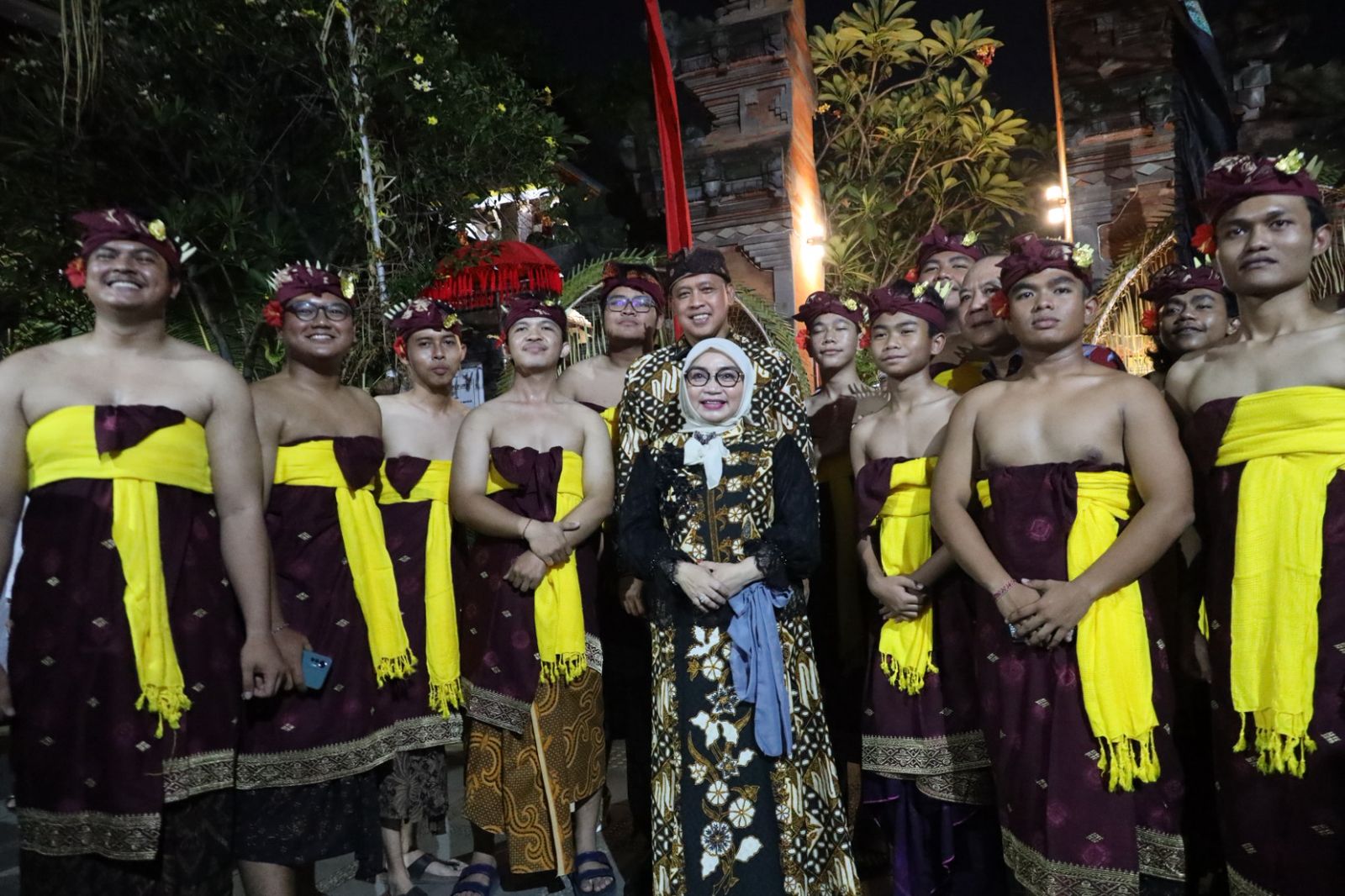 Kota Bekasi - Wali Kota Bekasi, Tri Adhianto, hadir langsung dalam acara Puncak Karya Pujawati Dudonan ke-61 yang digelar khidmat di Pura Tirta Buana Kalimalang. Foto: Ist/Gobekasi.id.