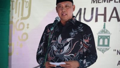 Kota Bekasi - Wali Kota Tri Adhianto menyerahkan langsung Izin Mendirikan Bangunan (IMB) gratis untuk Yayasan Al Hikmah 37 di Kelurahan Bojong Rawalumbu, Minggu (21/9/2025). Foto: Ist/Gobekasi.id.
