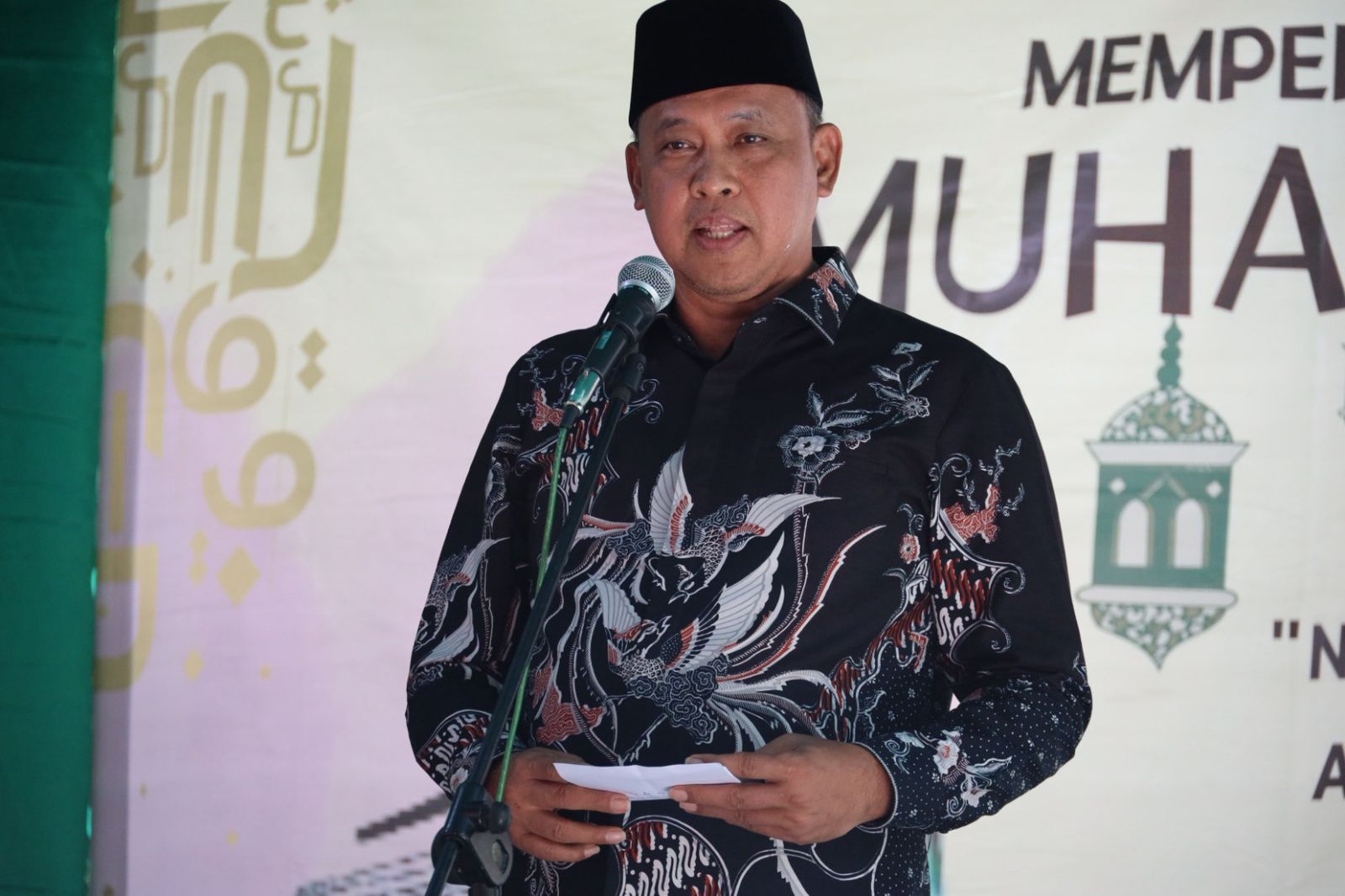 Kota Bekasi - Wali Kota Tri Adhianto menyerahkan langsung Izin Mendirikan Bangunan (IMB) gratis untuk Yayasan Al Hikmah 37 di Kelurahan Bojong Rawalumbu, Minggu (21/9/2025). Foto: Ist/Gobekasi.id.