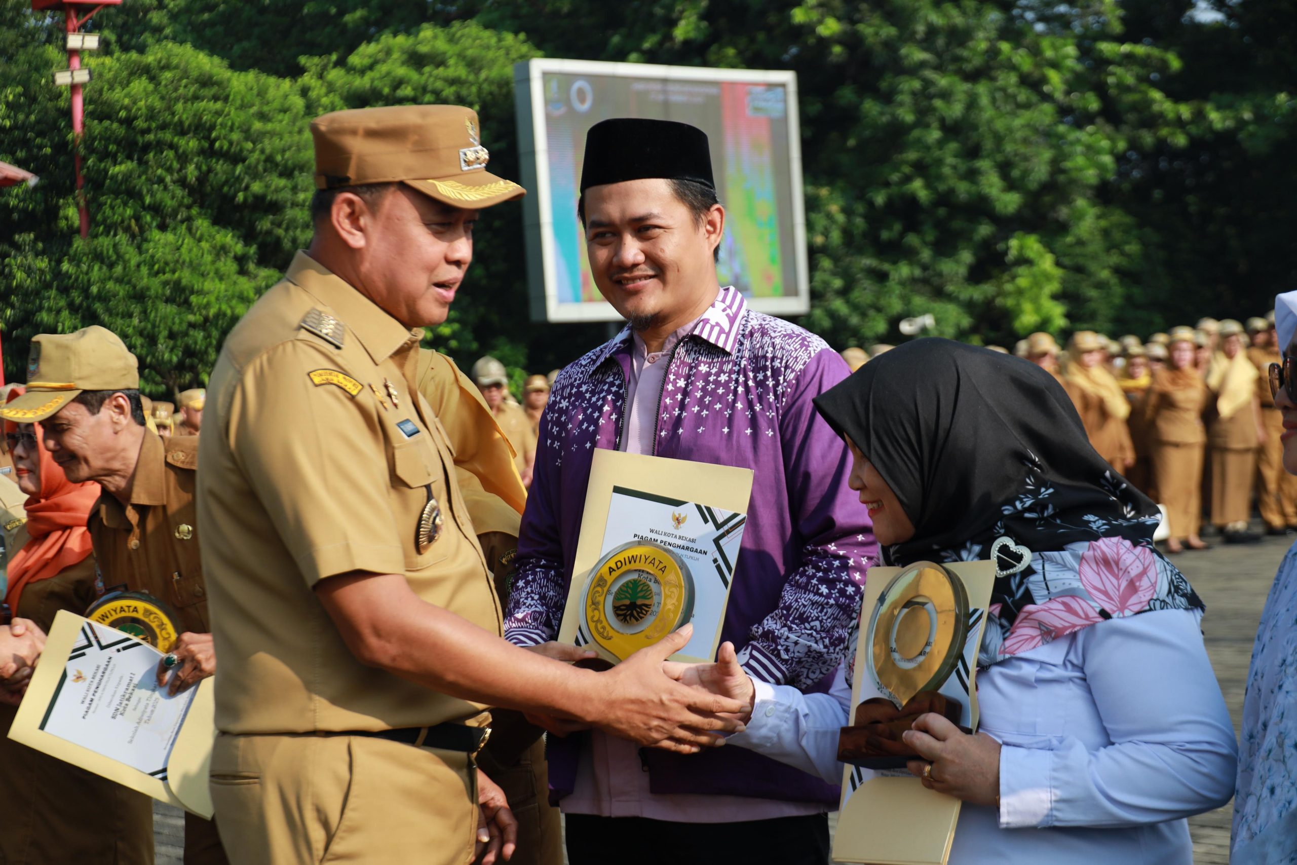 Kota Bekasi - Wali Kota Bekasi, Tri Adhianto memberikan Penghargaan Adiwiyata 2025 kepada 15 sekolah. Foto: Ist/Gobekasi.id.