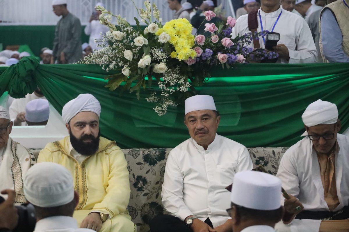Kota Bekasi - Wakil Wali Kota Bekasi, Abdul Harris Bobihoe, menghadiri peringatan Maulid Nabi Muhammad SAW di Majelis Habib Ahmad bin Soleh Al Atthos, Jalan RA Kartini, Bekasi Timur, Senin malam (22/9/2025). Foto: Ist/Gobekasi.id.