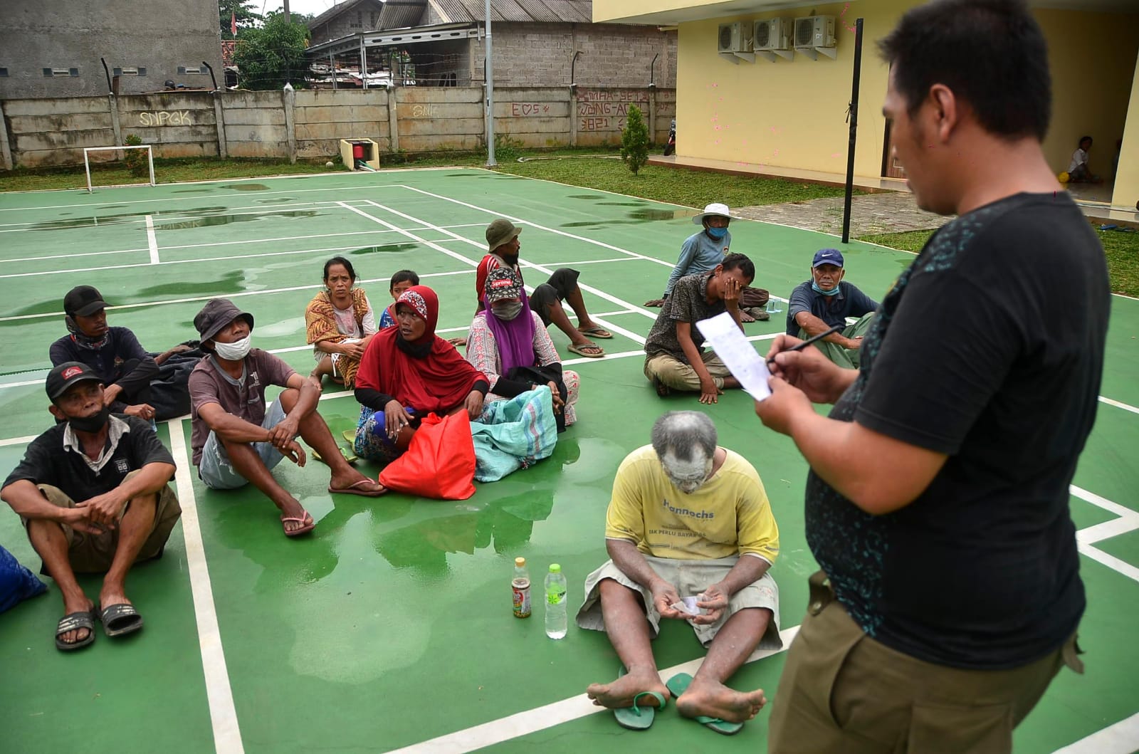 Kota Bekasi - Petugas mendata tunawisma yang terjaring razia diamankan di Rumah Singgah sementara di Kawasan Padurenan, Kecamatan Mustika Jaya, Kota Bekasi, belum lama ini. Septian/Gobekasi.id