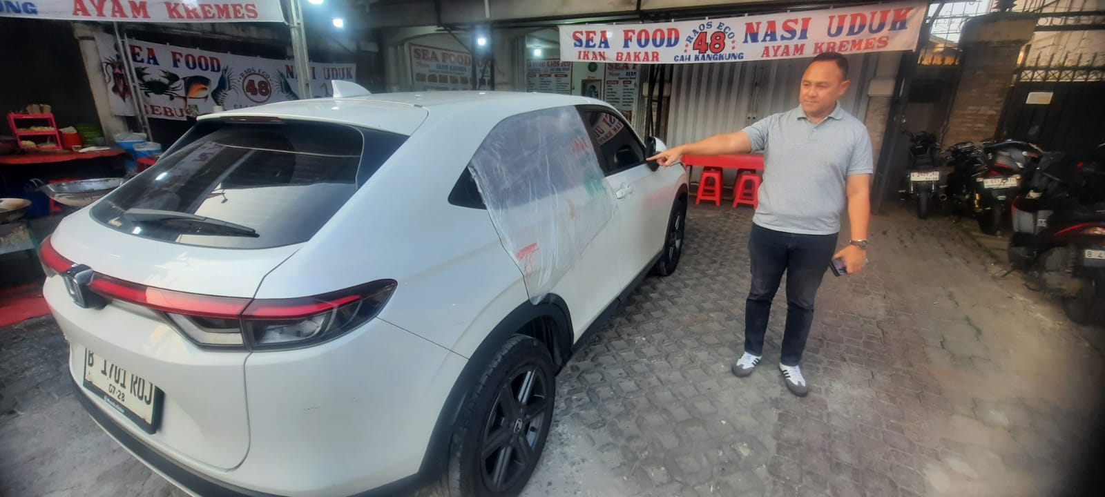 Kota Bekasi - Peter R. Rissi (46), warga Tambun Utara yang menjadi korban pecah kaca di Jalan Pramuka, Kelurahan Sepanjang Jaya, Kecamatan Rawalumbu, Senin (22/9/2025) malam. Foto: Ist/Gobekasi.id.