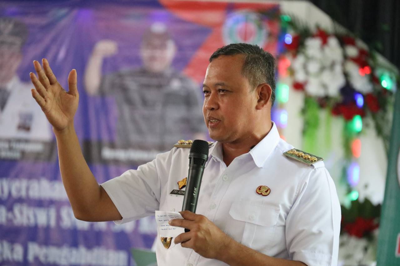 Kota Bekasi - Wali Kota Bekasi Tri Adhiato saat memberikan sambutan dalam agenda pemberian kacamata gratis untuk 173 siswa SMPN 30 Kota Bekasi bersama Ikatan Profesi Optometris Indonesia (IROPIN). Foto: Ist/Gobekasi.id.