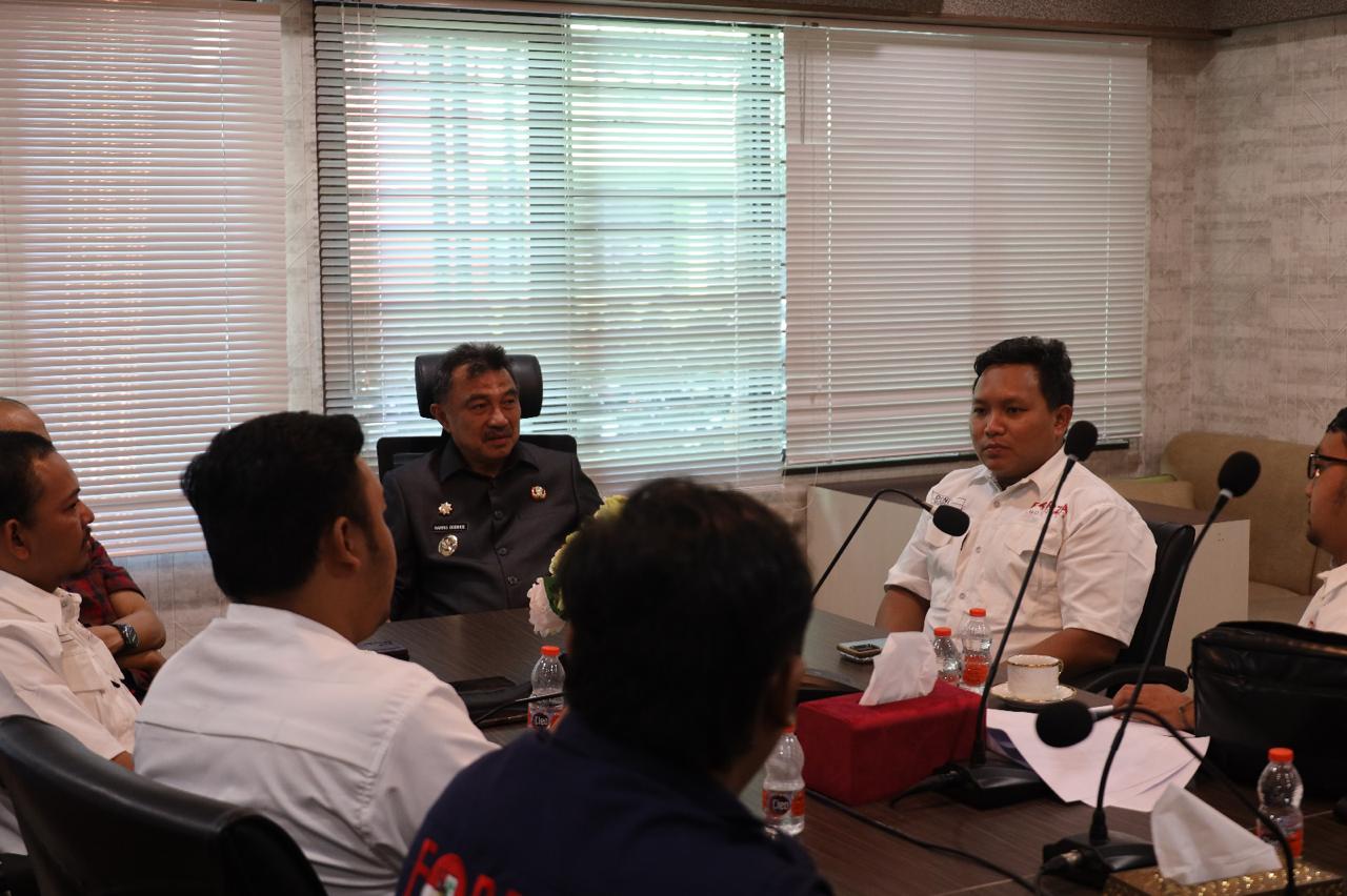 Kota Bekasi - Wakil Wali Kota Bekasi, Harris Bobihoe saat berdialog dengan perwakilan pemuda dalam pembahasan maraknya peredaran narkoba, Kamis (25/9/2025). Foto: Ist/Gobekasi.id.