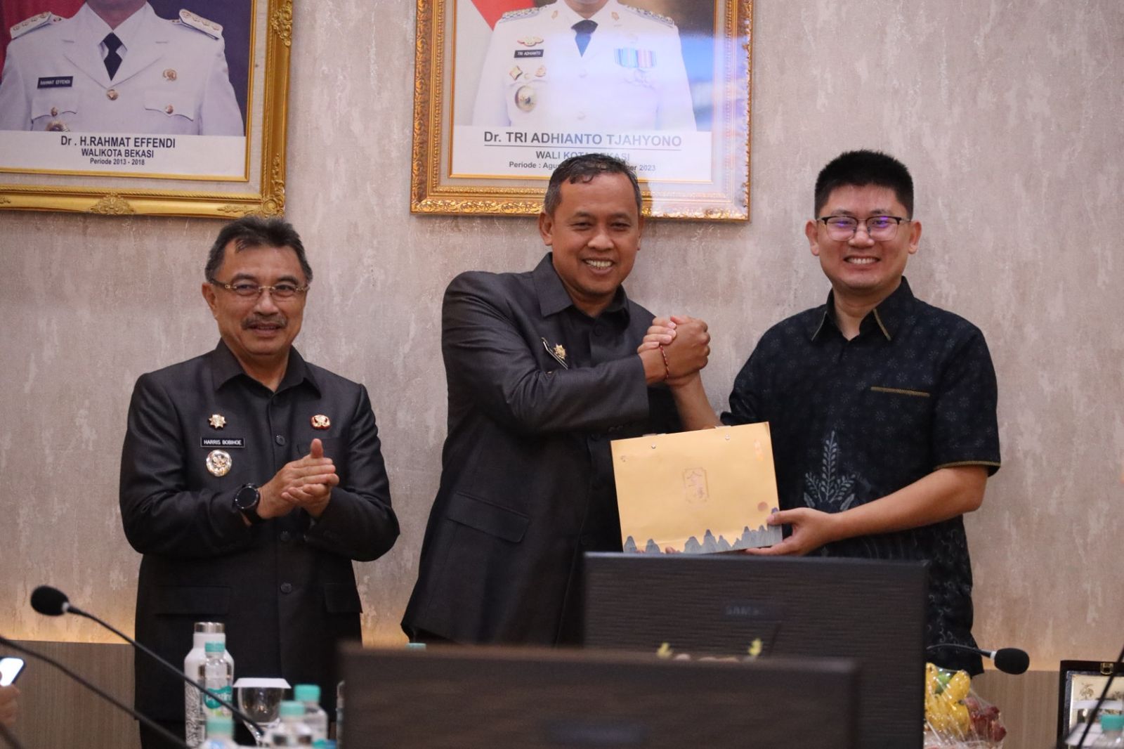 Kota Bekasi - Rombongan pengusaha asal Kota Xiamen, Provinsi Fujian, Republik Rakyat Tiongkok, datang langsung ke Pendopo Wali Kota Bekasi untuk menjajaki peluang kerja sama investasi, Kamis (25/9/2025). Foto: Ist/Gobekasi.id.