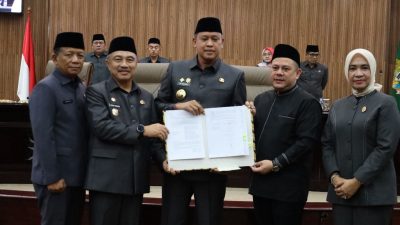 Kota Bekasi - Wali Kota dan Wakil Wali Kota Bekasi, Tri Adhianto - Harris Bobihoe bersama pimpinan dewan menyepakati APBD Perubahan 2025 dalam sidang paripurna, Kamis (25/9/2025). Foto: Ist/Gobekasi.id.