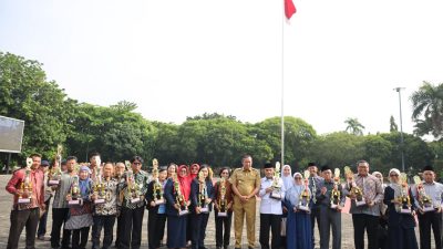 Kota Bekasi - Wali Kota Bekasi Tri Adhianto diguyur penghargaan pada apel pagi, Senin (29/9/2025). Foto: Ist/Gobekasi.id.