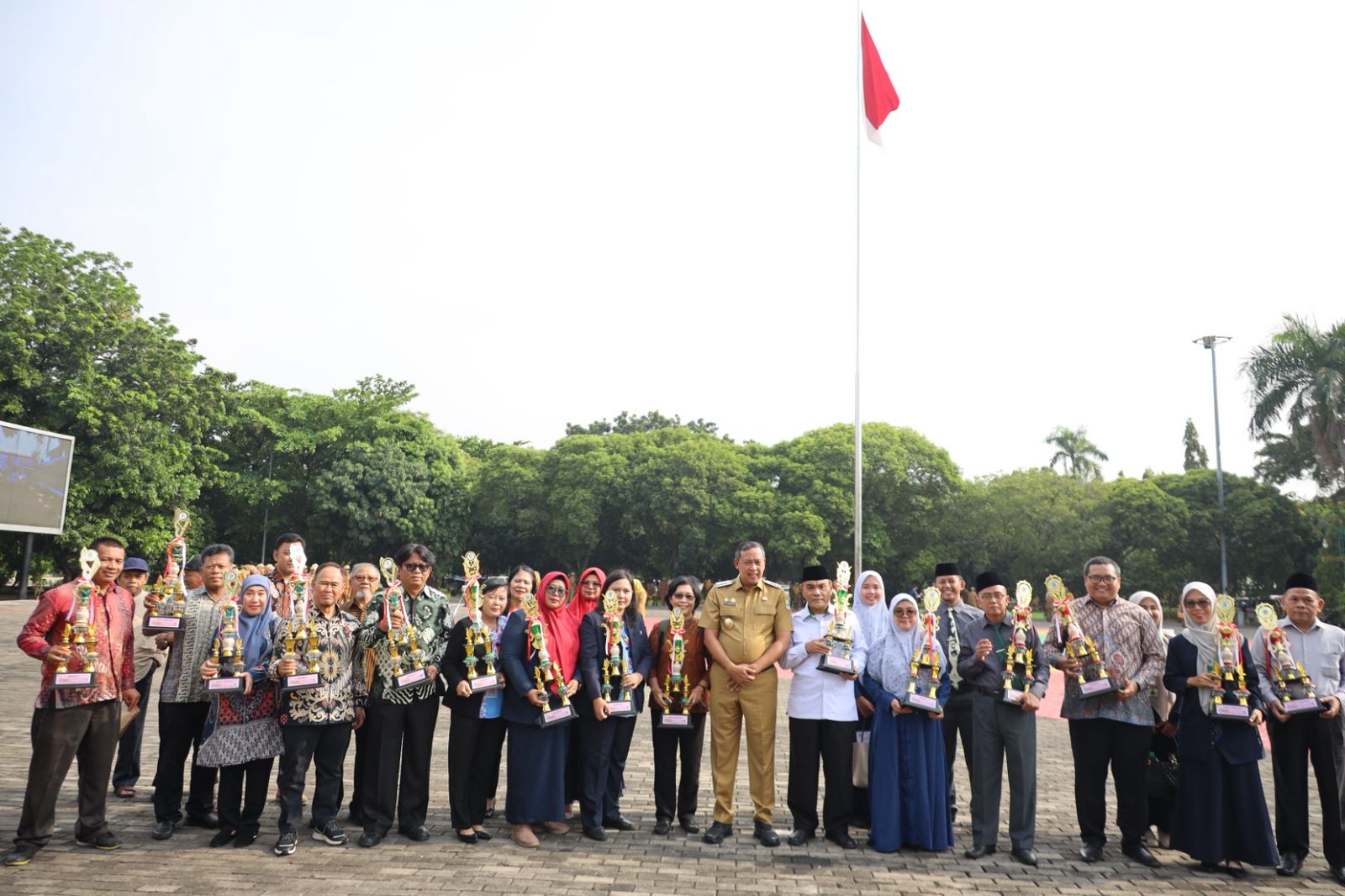 Kota Bekasi - Wali Kota Bekasi Tri Adhianto diguyur penghargaan pada apel pagi, Senin (29/9/2025). Foto: Ist/Gobekasi.id.