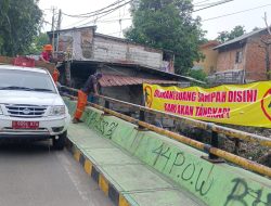 Warga Bekasi Pasang Spanduk ‘Kami Akan Tangkap’,  Aksi Nekat Lawan Pembuang Sampah Liar di Kali Baru