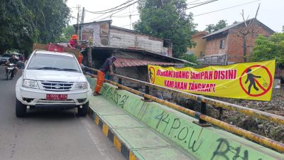 Kota Bekasi - Spanduk bertuliskan “Dilarang Buang Sampah Disini, Kami Akan Tangkap" yang dipasang warga RW 02 Kelurahan Kali Baru, Kecamatan Medan Satria, Kota Bekasi. Foto: Ist/Gobekasi.id.