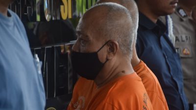 Kota Bekasi - Dua pria lanjut usia berinisial SAM (64) dan SUM (64), kakak beradik kembar, ditangkap polisi setelah dilaporkan mencabuli seorang perempuan penyandang disabilitas berinisial N (34) di kawasan Bekasi Utara. Foto: Septian/Gobekasi.id.