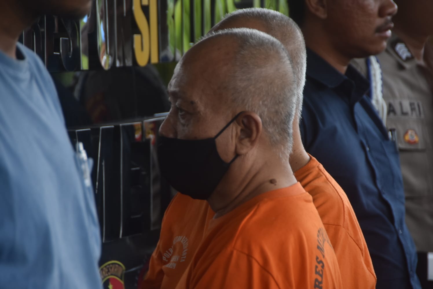 Kota Bekasi - Dua pria lanjut usia berinisial SAM (64) dan SUM (64), kakak beradik kembar, ditangkap polisi setelah dilaporkan mencabuli seorang perempuan penyandang disabilitas berinisial N (34) di kawasan Bekasi Utara. Foto: Septian/Gobekasi.id.