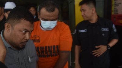 Kota Bekasi - Seorang pria berinisial CK alias K, warga Kota Baru, Bekasi Barat, terancam hukuman maksimal delapan tahun penjara setelah menyerang kurir menggunakan parang saat transaksi COD (Cash On Delivery). Foto: Septian/Gobekasi.id.