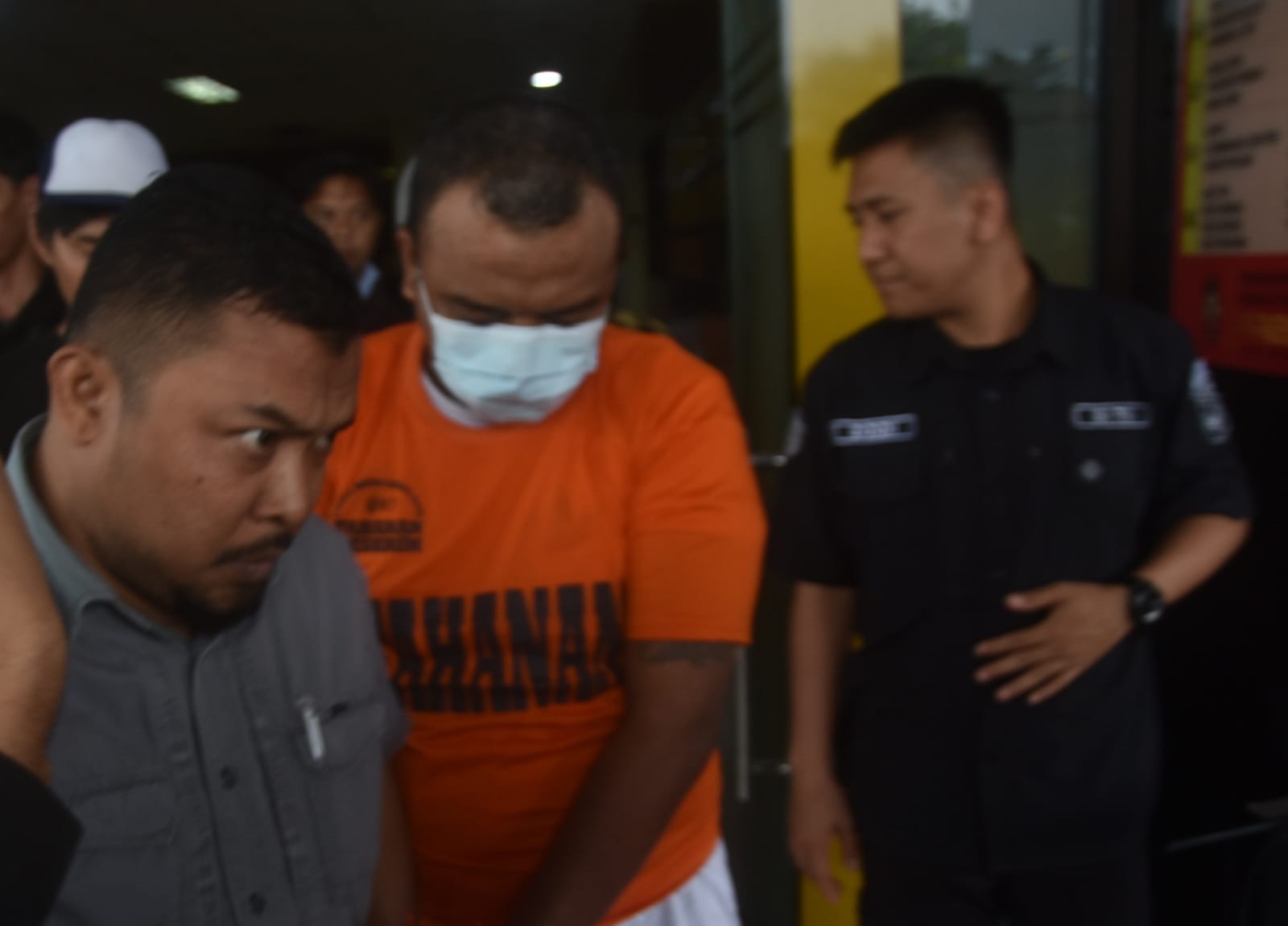 Kota Bekasi - Seorang pria berinisial CK alias K, warga Kota Baru, Bekasi Barat, terancam hukuman maksimal delapan tahun penjara setelah menyerang kurir menggunakan parang saat transaksi COD (Cash On Delivery). Foto: Septian/Gobekasi.id.