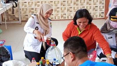 Kota Bekasi - Lurah Aren Jaya, Pra Fitria Angelia atau akrab disapa Pipit, bersama jajarannya turun langsung menjemput minyak jelantah dari warga, Rabu (10/9/2025). Foto: Ist/Gobekasi.id.