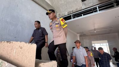 Kabupaten Bekasi - Kepala Dinas Cipta Karya dan Tata Ruang Kabupaten Bekasi, Benny Sugiarto Prawiro saat mendampingi Kapolres Metro Bekasi, Kombes Pol. Mustofa melakukan pengecekan progres pembangunan gedung baru Kantor Polsek Babelan, Selasa (23/9/2025). Foto: Ist/Gobekasi.id.